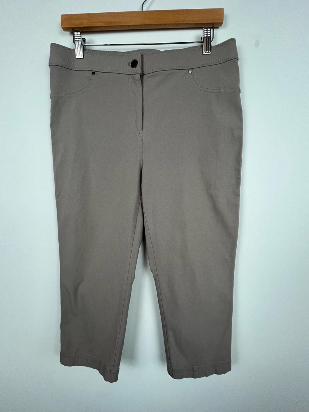 Chico’s taupe rayon nylon spandex capri length pants, 2.5 = size 14.